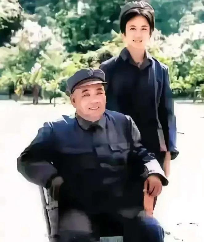 许世友将军的军装口袋里常年揣着三样东西：半块压缩饼干、女儿三岁的照片、皱巴巴的《