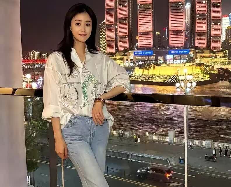 蒋欣的近照，
​越来越能get到她的美，
​看的出来脸确实小确实瘦也确实是骨