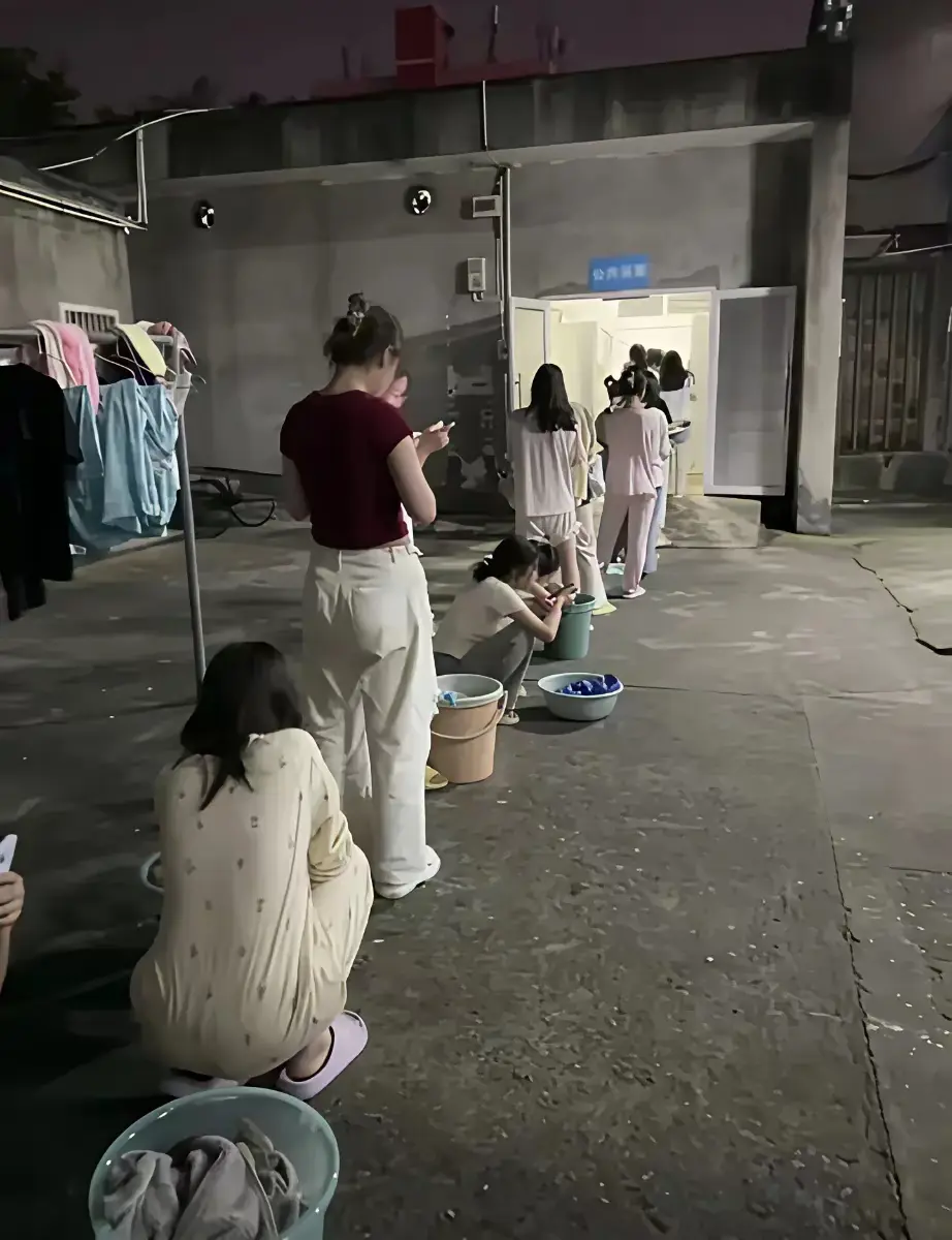 抓狂啊，女生浴室每晚都要排长队
