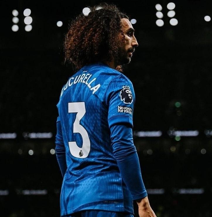 欧冠切尔西主场3:0完胜巴塞罗那。而鲁尼就
库库雷利亚表现赞不绝口，鲁尼说：
“