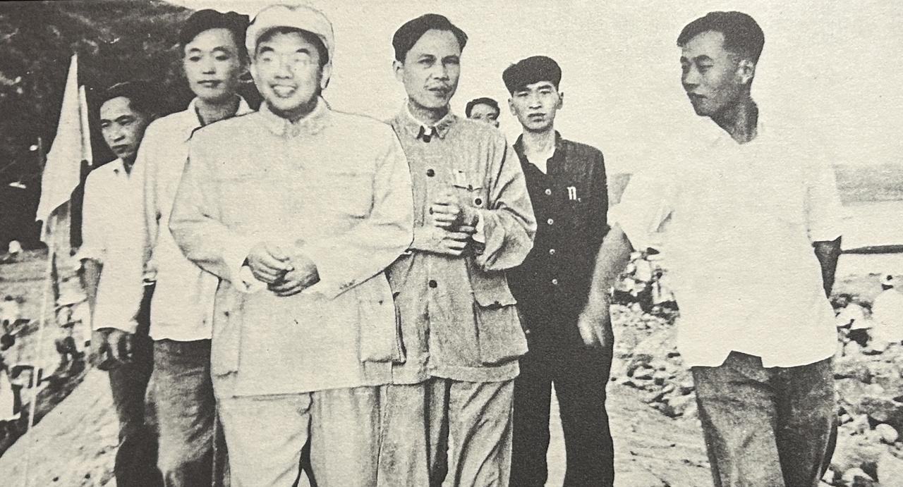 1959年6月，中共安徽省委第一书记曾希圣（左三）视察龙河口水库建设工地，当即拨