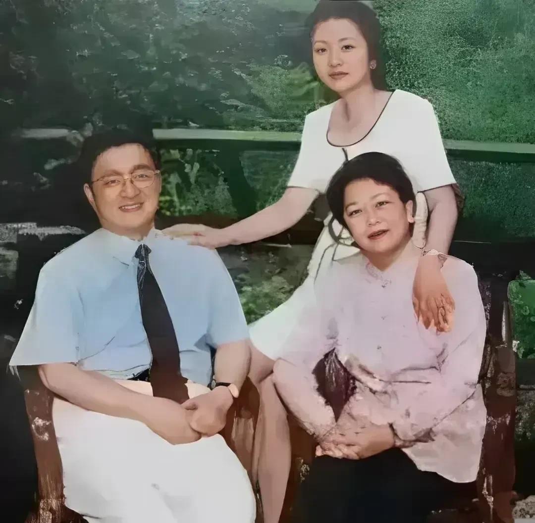 幸福的一家人。
照片中的黄菊戴眼镜、打领带，文质彬彬、气质儒雅，夫人余丽文身穿传