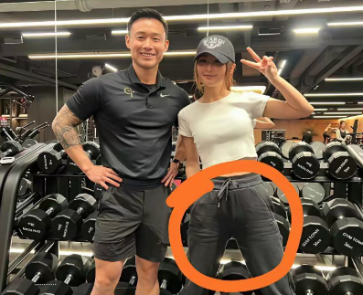 别信“什么先爱自己”的鸡汤了。
看看43岁的阿Sa：她被拍到和男友看婚房，特意岔