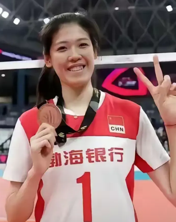 超奇怪，怎么李盈莹在很大程度上影响了女排主教练的选拔。看看李盈莹受伤前后的变化。
