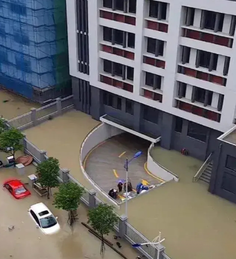 强烈建议，全国小区地下停车场强制在入口安装自动升降挡水钢板墙，平时的时候是降下去