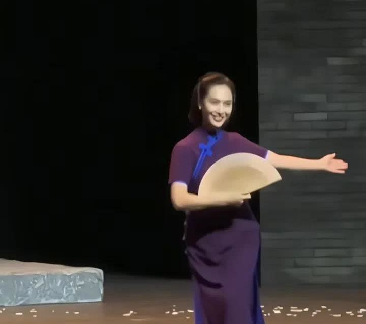 演员鞠躬90度谢场，够敬业够礼貌！最近朱茵现身南京参演某话剧，左边是“左千户”李