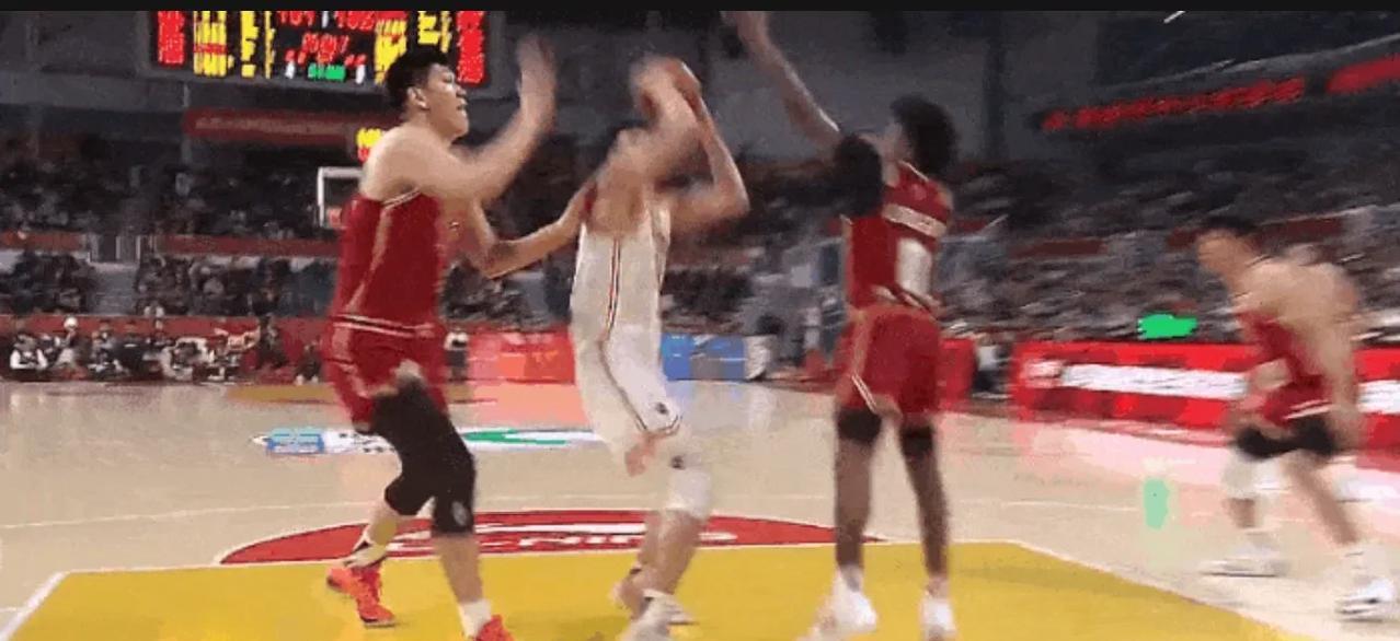 广东东阳光客场挑战山西汾酒的比赛转折点……十分不解
比分焦灼的时候，王少杰的扣篮