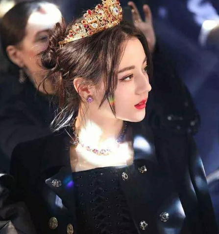 2017年的金鹰奖，殷桃输给了迪丽热巴，在2018年殷桃却靠着实力说了一句这样的