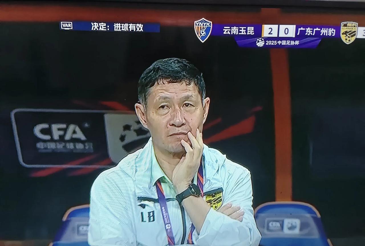 这位先生是中国足球历史上的第一位足球先生！
他是贵州人，由后卫改踢前锋大获成功。