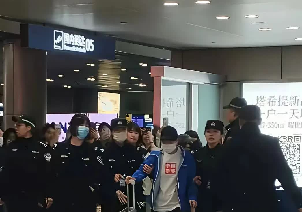 莎莎被帽子姐姐“架走”啦！
莎莎今天下午落地成都机场后，受到了帽子哥哥和帽子姐