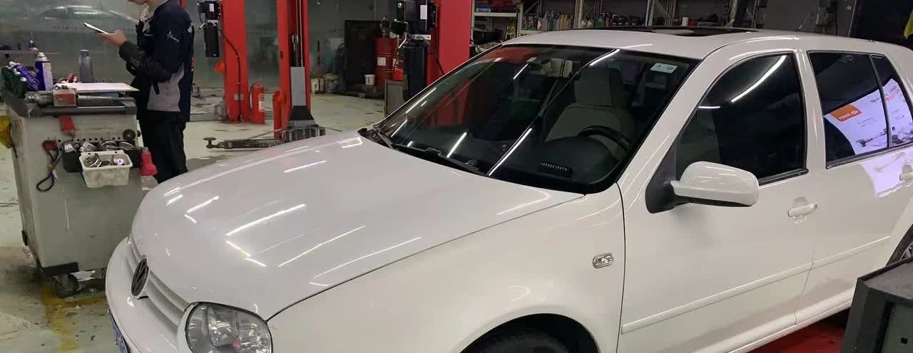 保养老车！
上午把我的爱车送去做了保养，2006年5月的老车，高尔夫5，手动挡