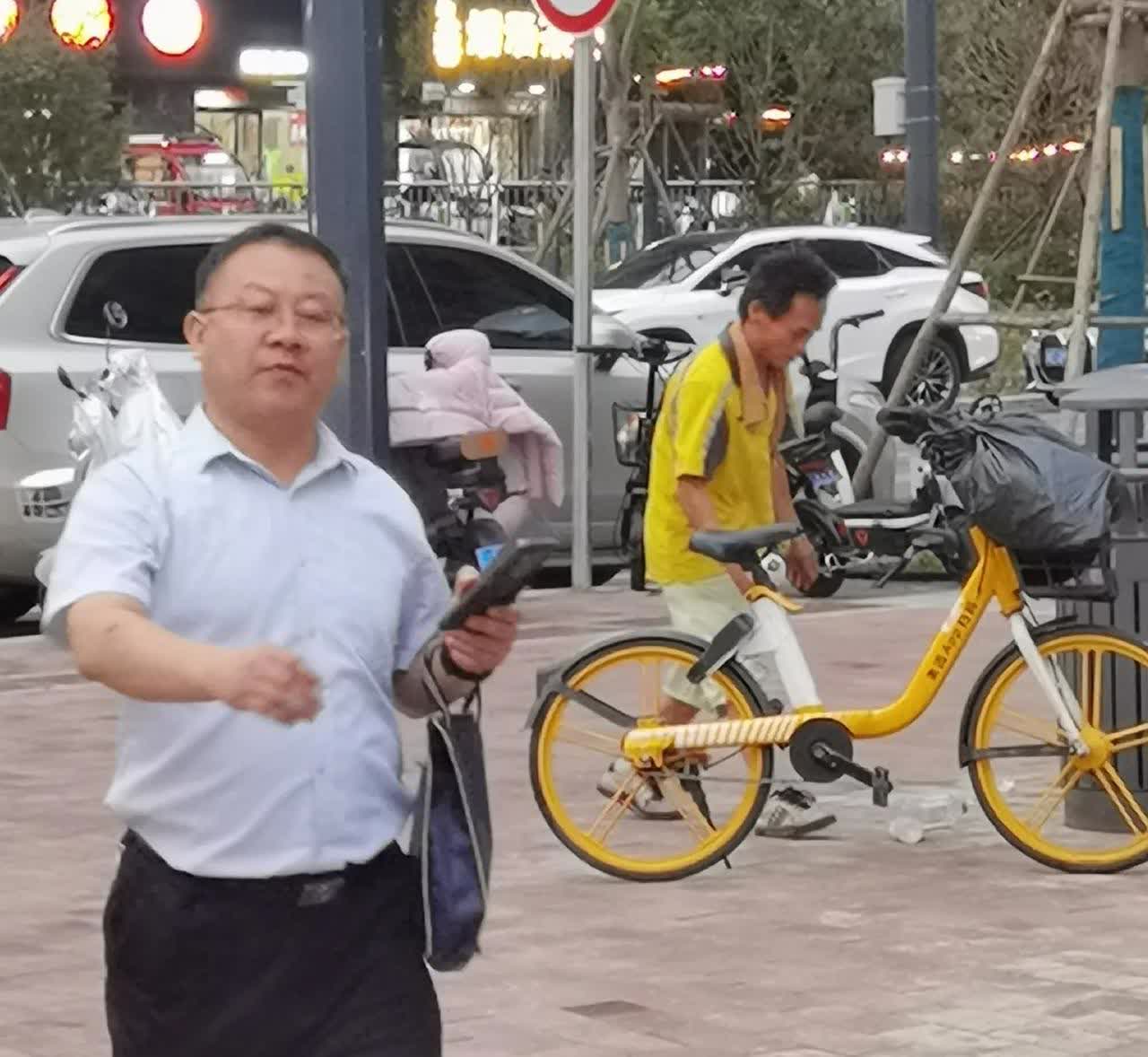 努力的活着，明天会美好。
图中的白衣男子，气宇轩昂的从容而过，一看就是一位成功