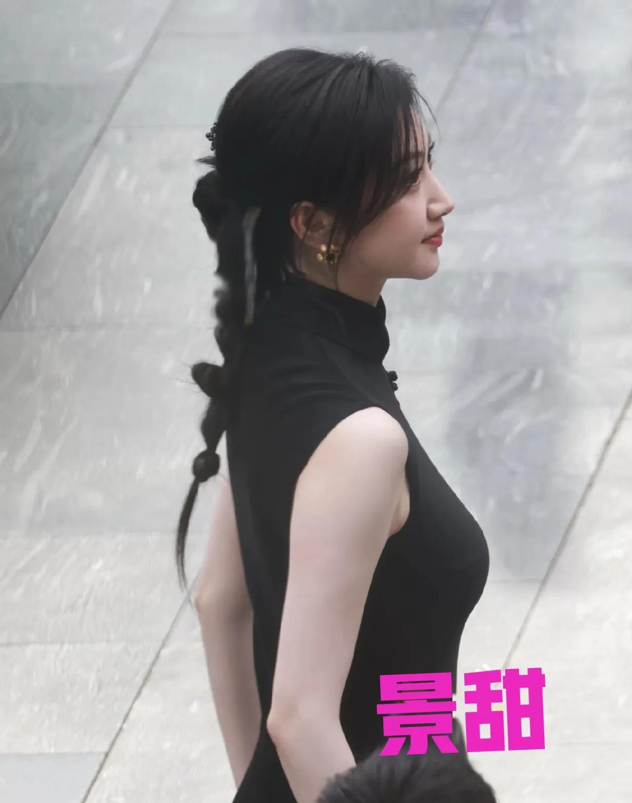 景甜的仪态真好，瞧瞧这张侧身照，挺胸抬头，脖子不前倾，腰板笔直，曲线分明，她有可