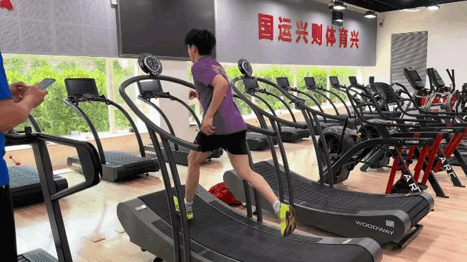 小牛发布了一条王楚钦体能训练的短视频，只见头哥又把小黄鞋焊他的大长腿上了，配速飞