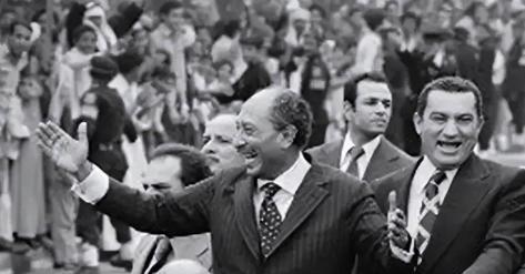1981年，埃及总统萨达特正在阅兵，突然4名士兵脱离方阵跑向检阅台，萨达特以为是