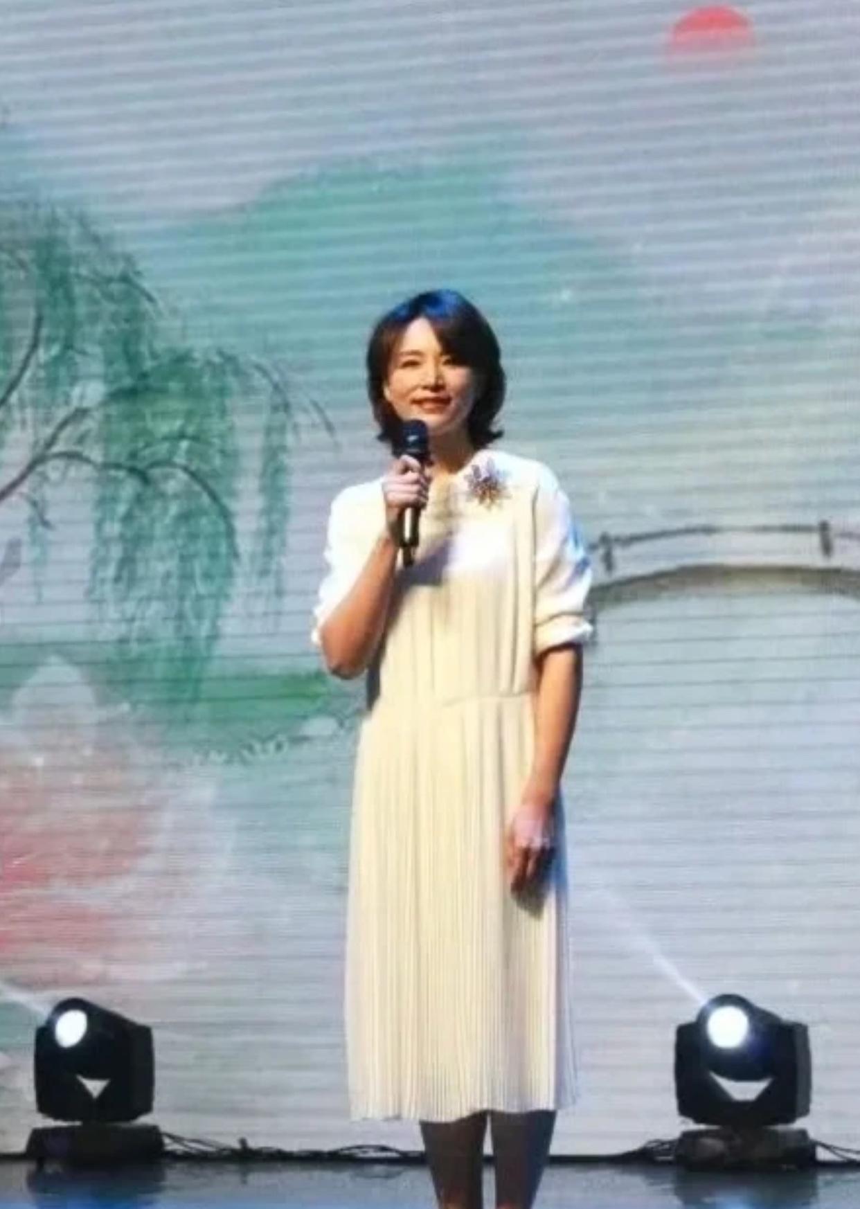 董卿再次登舞台，我看哭了
她不是为自己，而是给11岁儿子做“打辅助”的妈妈身份，