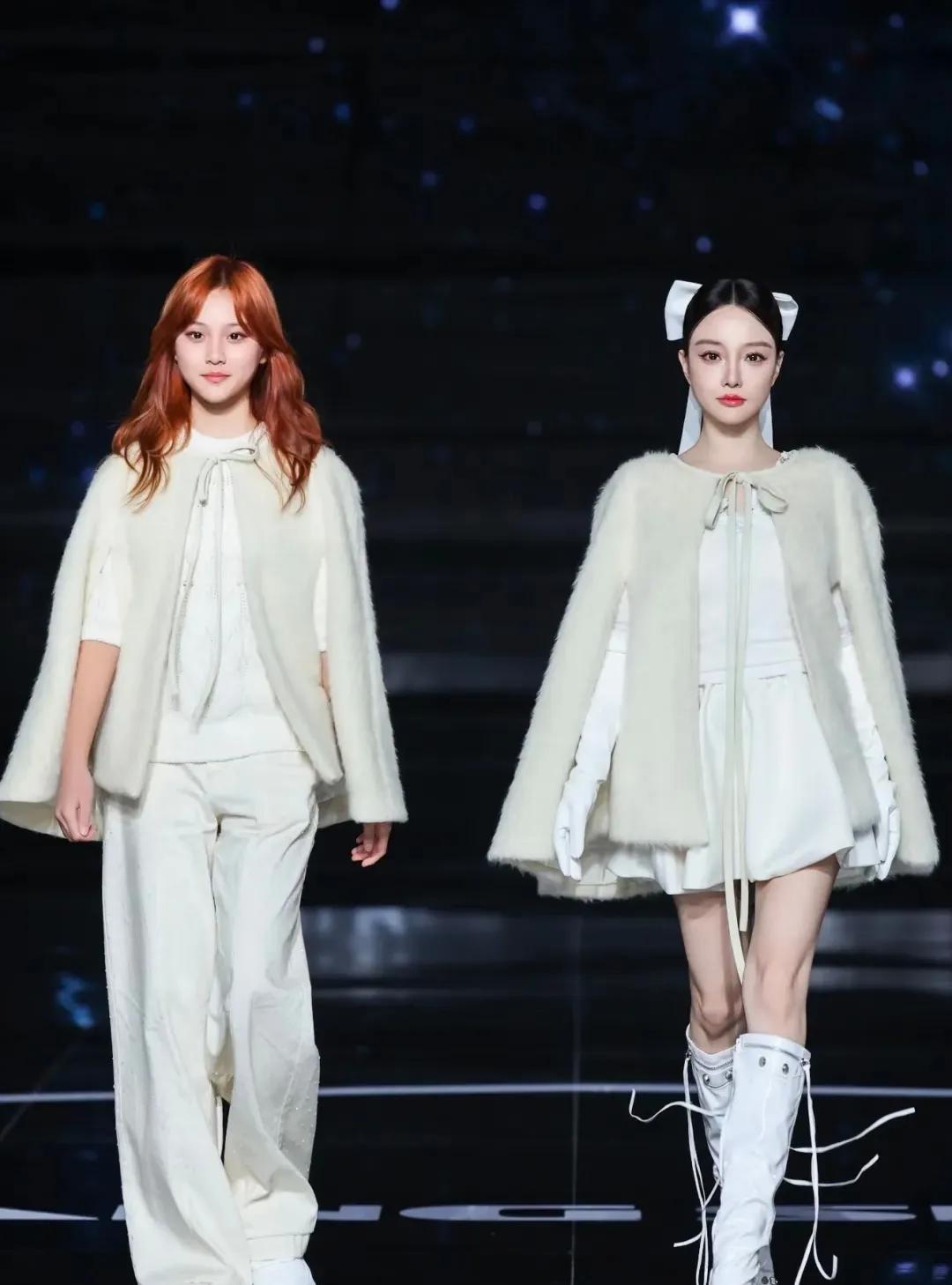 这母女俩衣服换一下，
女儿穿的太成熟，
妈妈太装嫩了[笑哭]
