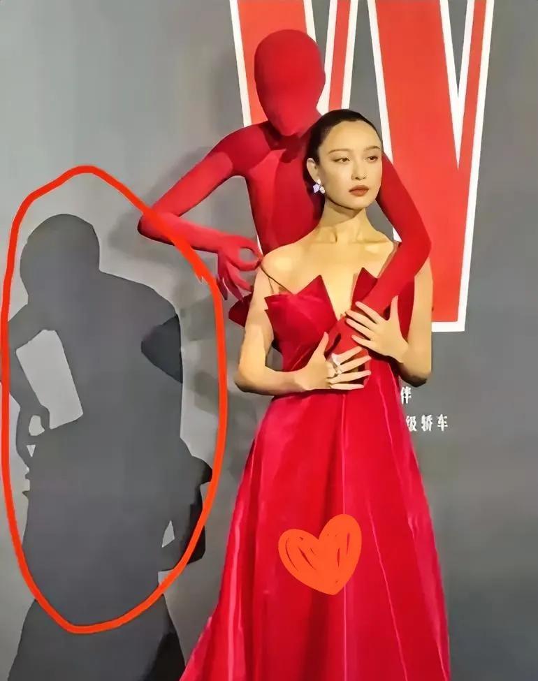 真的没人发现，
倪妮这次在红毯上
造型真的是让人接受不了啊，背上背着一个假人的衣
