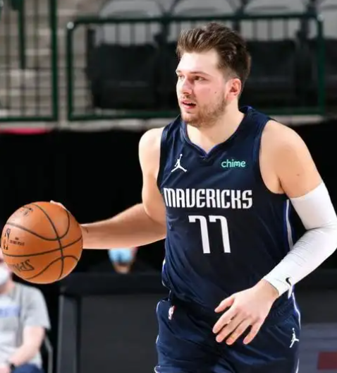 NBA常规赛，东契奇太黏球比分领先还好，一但落后东契奇的触球次数持球时间出手选择