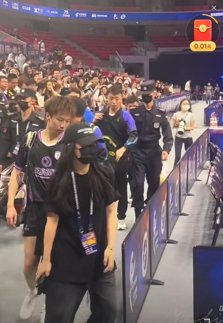 无论再晚，林高远也给球迷签名了[赞]。
昨晚，林高远完胜乒超联赛第一阶段最后一场