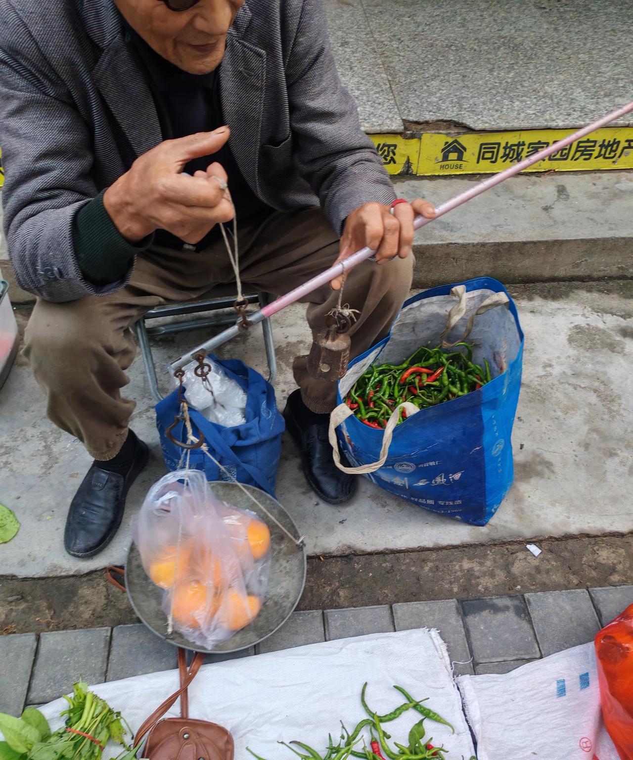 农村老人卖东西就像送似的
10月8日，双节结束倒计时1天，我上街溜达，恰巧碰到郊