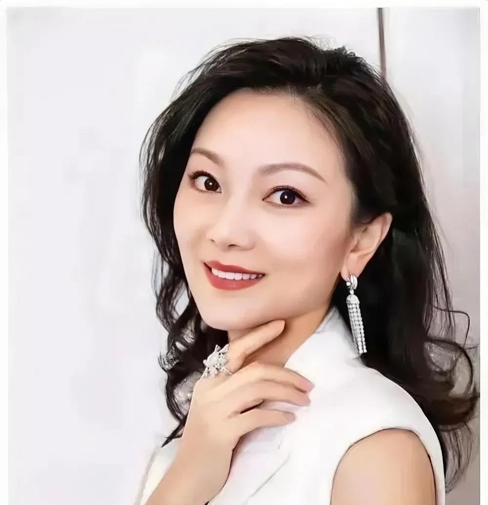 瞬间理解张艺谋了，
为什么对他老婆如此痴迷了！
不是他喜欢年轻的，
而是陈婷符合