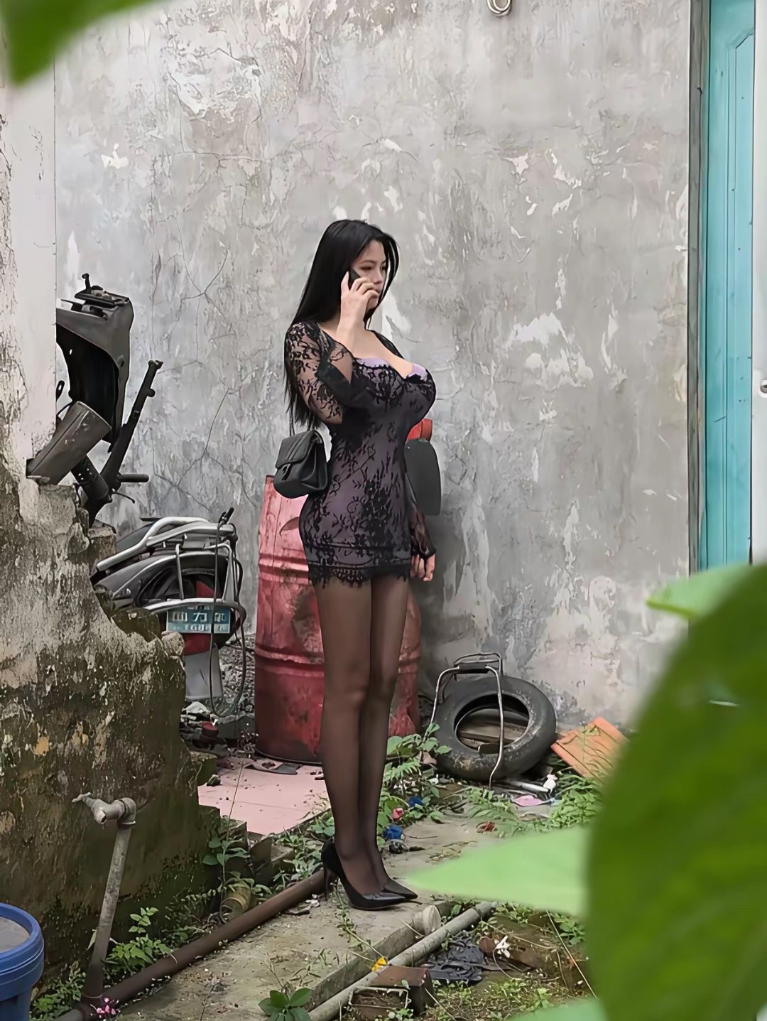 此时此刻，她在给谁打电话呢？