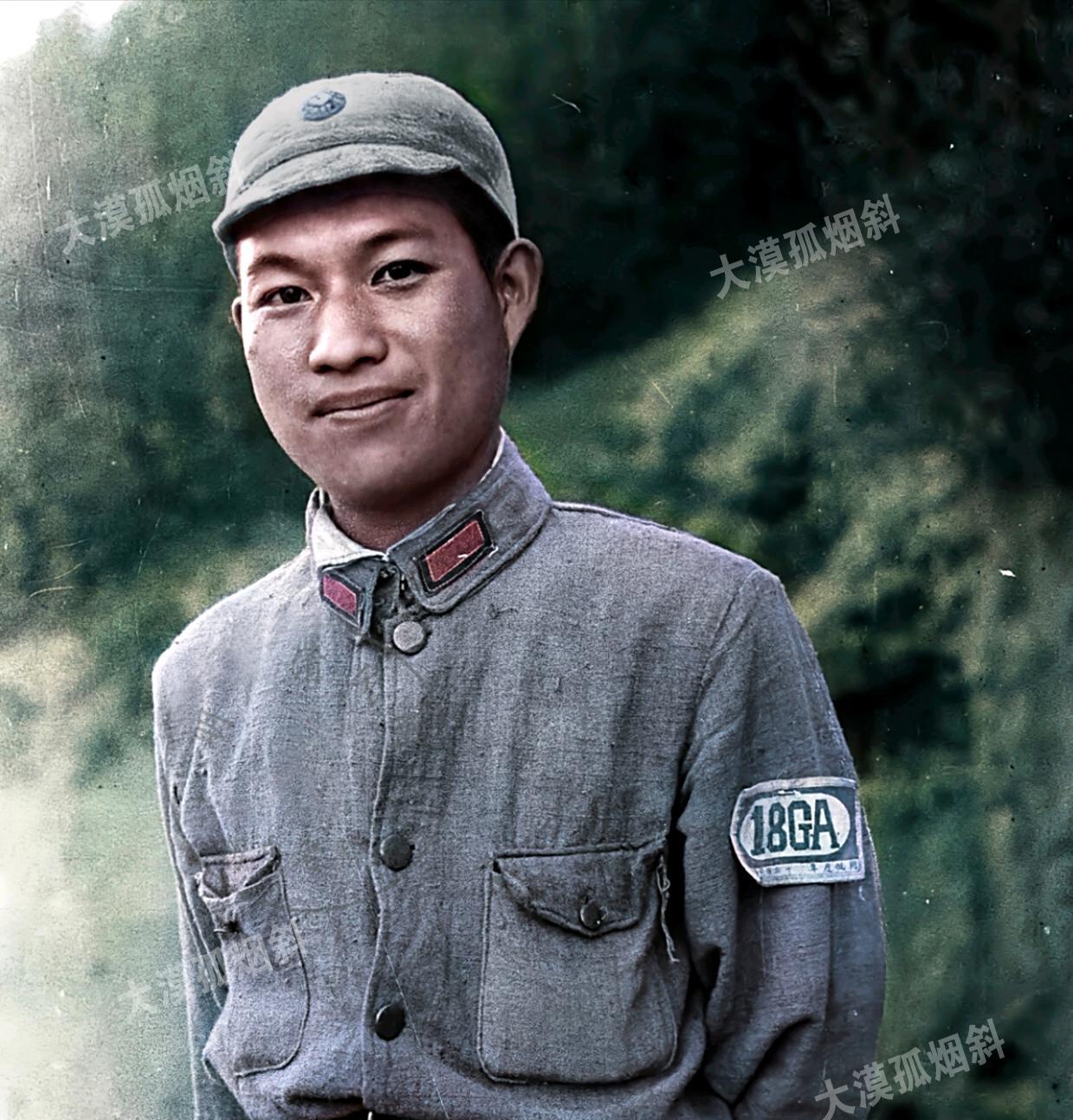 两张图片的难解之谜！
图1是1944年，美国记者福尔曼在延安拍摄。照片上仪表堂堂