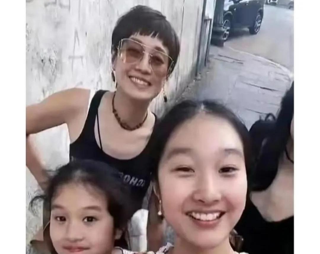 马伊琍家的两位小公主最近又成了网友热议焦点。
大女儿爱马刚过完15岁生日，褪去婴