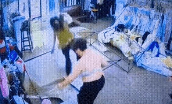 缘粪来了，躲都躲不掉呀！
视频中，两位大妈正在试衣间试衣服，没想到化粪池一下子爆