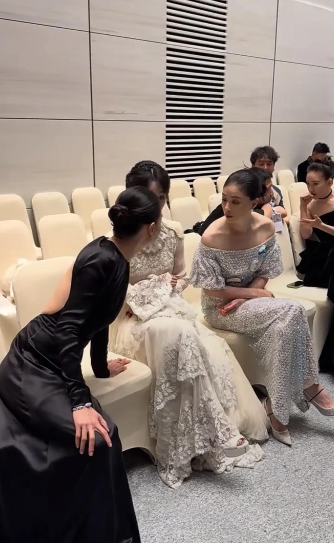 哈哈哈，三个女人一台戏！[呲牙]
在白玉兰颁奖典礼台下，宋佳，杨紫，蒋欣三人会面
