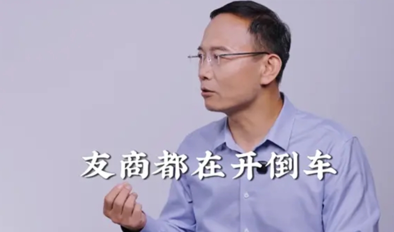 骂谁呢？荣耀高管怒喷同行，折叠屏开倒车！

荣耀高管李坤接受采访时表示，友商折叠