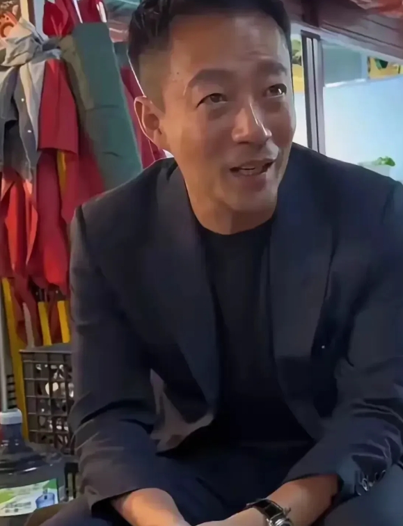 汪小菲回京都被偶遇，网友直呼不敢认？现实中的汪小菲看起来有点疲惫，说来也奇怪，汪
