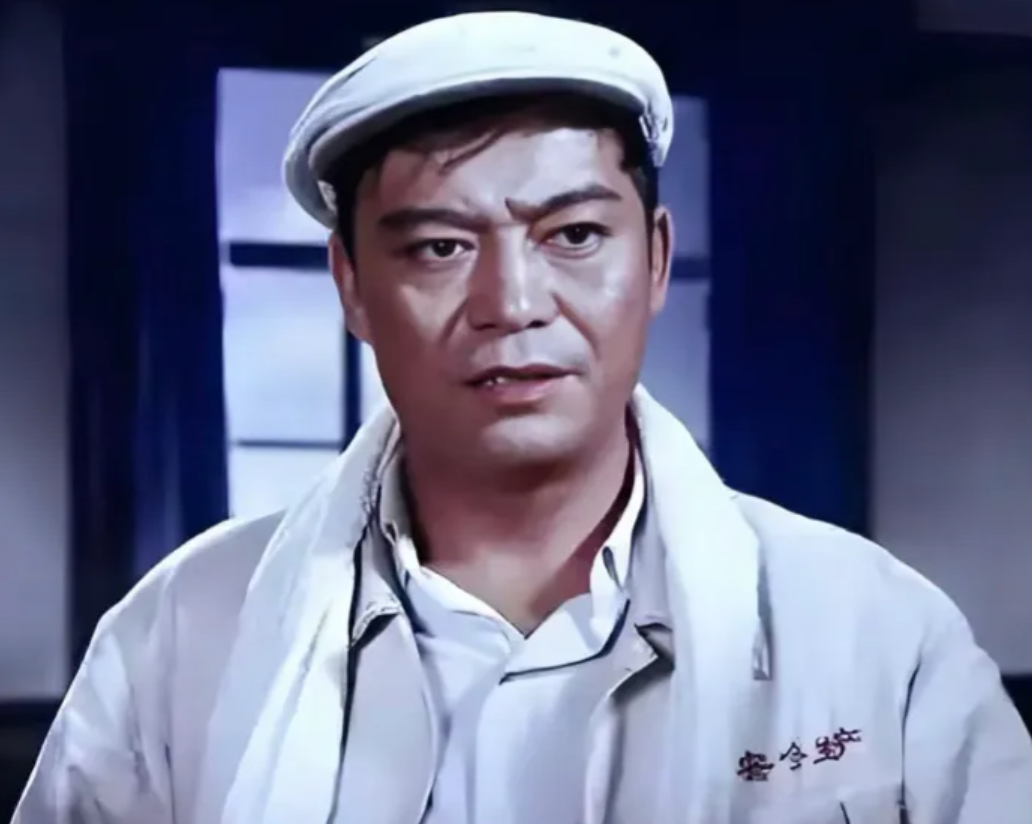 演员-于洋走了，

不是死于疾病，也不是死于贫穷，更不是死于意外，而是死于

孤