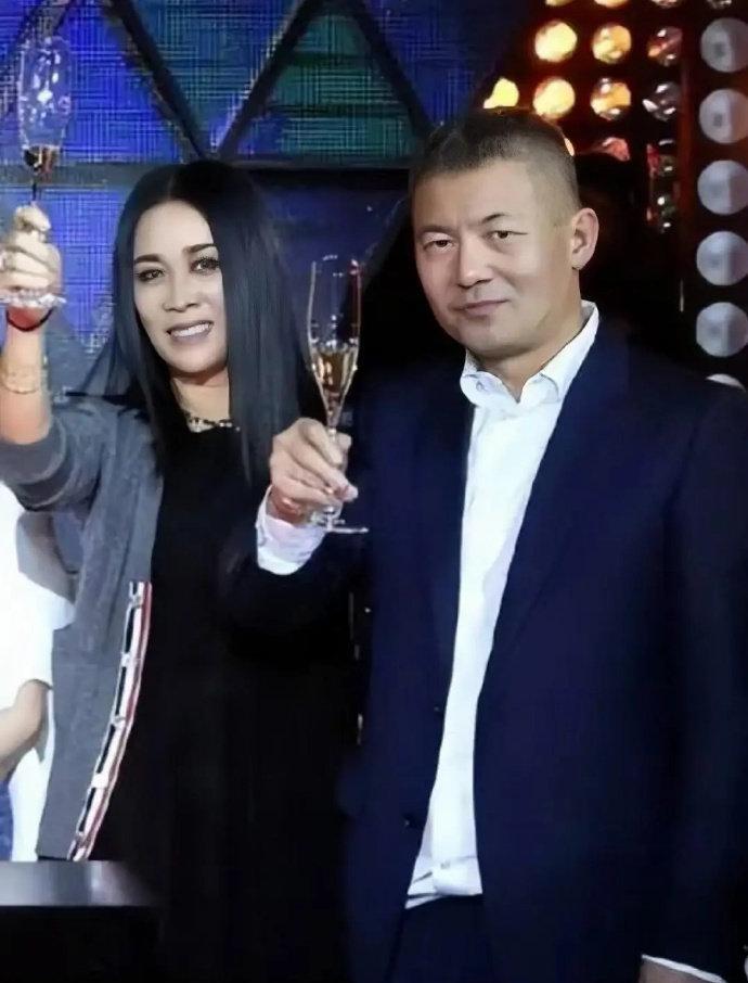 孟彤进一步解释，自己与传闻中涉及的对象相识多年，此前还曾共同参与投资开店，双方属