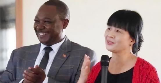 1996 年，清华才女王丽红不顾父母反对远嫁乌干达老公，婚后生四个子女，被生活摧