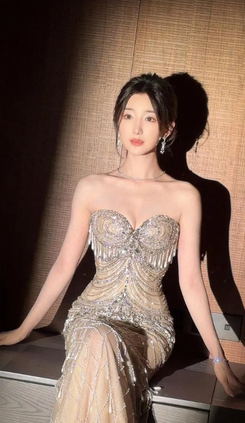毛晓彤虽然个子小巧，但身材那叫一个不赖！这次她穿抹胸流苏裙惊艳登场，大胆又吸睛。