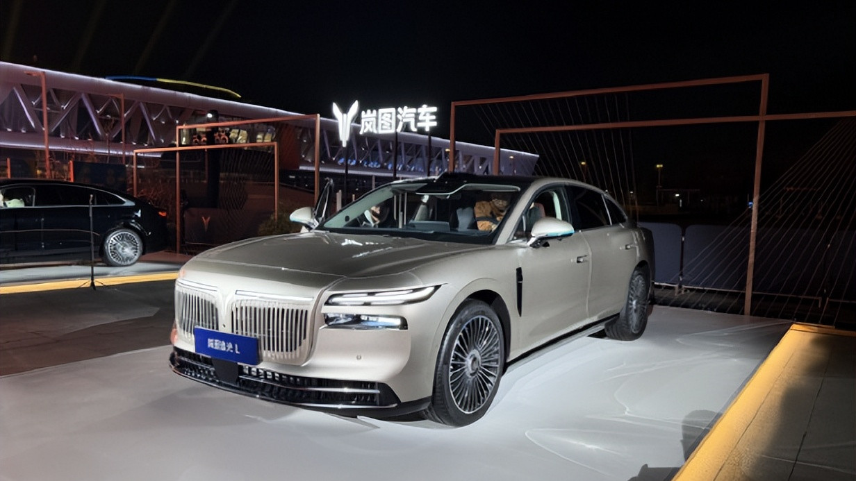 岚图追光L售27.99万起，华为ADS4智驾，800V快充，馈电油耗4.9L