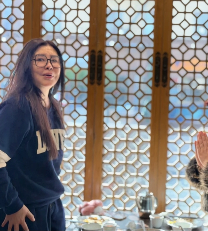 王祖贤会友素颜脸肿头发乱如枯草，状态被吐槽变化太大了！
 
58岁了，还想怎样？