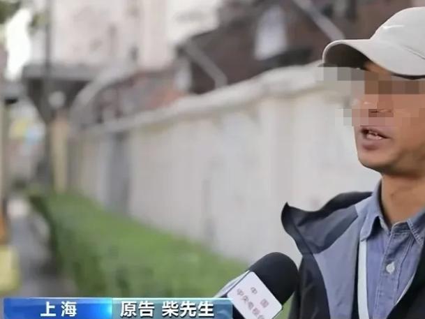 安徽，地铁站惊现暖心又心寒一幕！柴先生上班途中，在扶梯上见古老太即将摔倒，他毫不