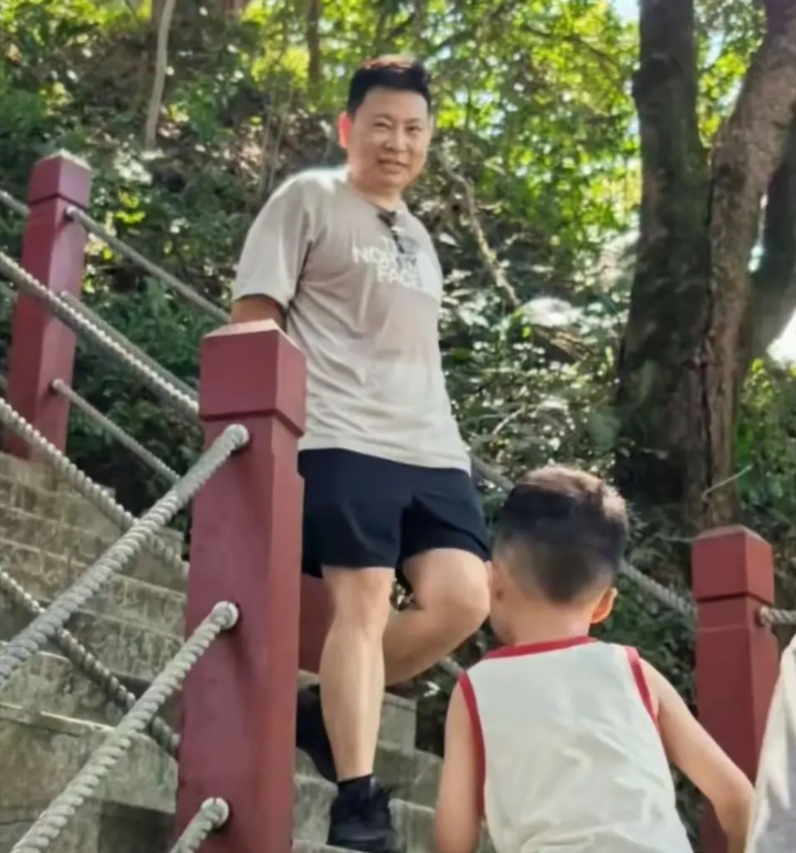 为什么余承东和雷军年龄差不多，但感觉余承东比雷军年轻这么多？

原因很简单，因为
