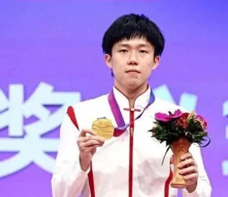 王楚钦一个左手将拼出了四冠，而队友和教练好像不是很高兴，有媒体报道可是很少，那段