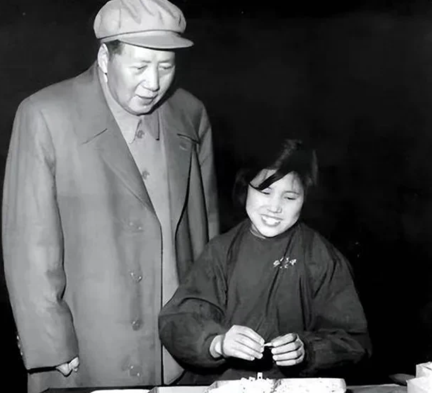 1958年2月的一天，伟人到沈阳机床电器厂视察。因为领导有要求，所以全厂工人默不