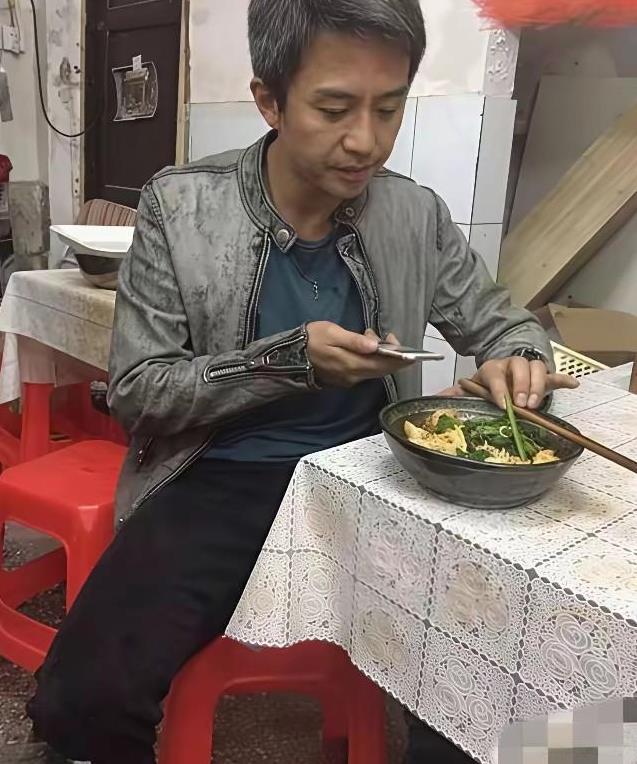 这是哪位大帅哥明星，你能认出来吗？其实他是一个很出色的演员，在男明星之中个子也挺