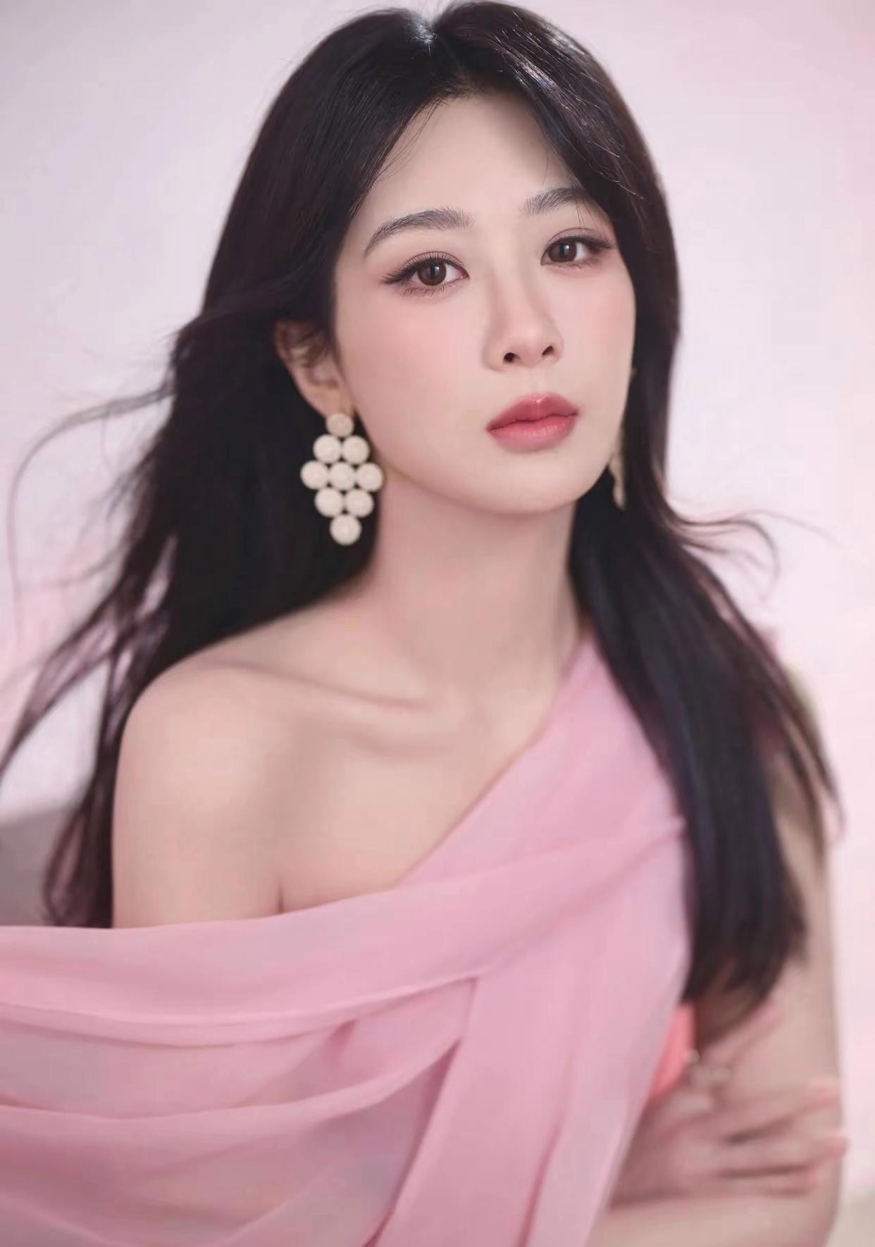 杨紫这身粉色造型直接把温柔氛围拉满，站在那儿就像自带柔光滤镜，谁看了不说一句