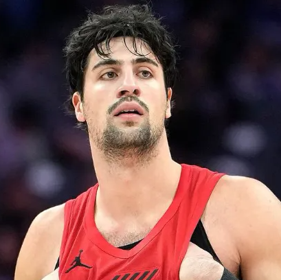 开拓者更新官方社媒，公布了客场对阵凯尔特人伤病报告。
斯库特-亨德森（左腿筋撕裂