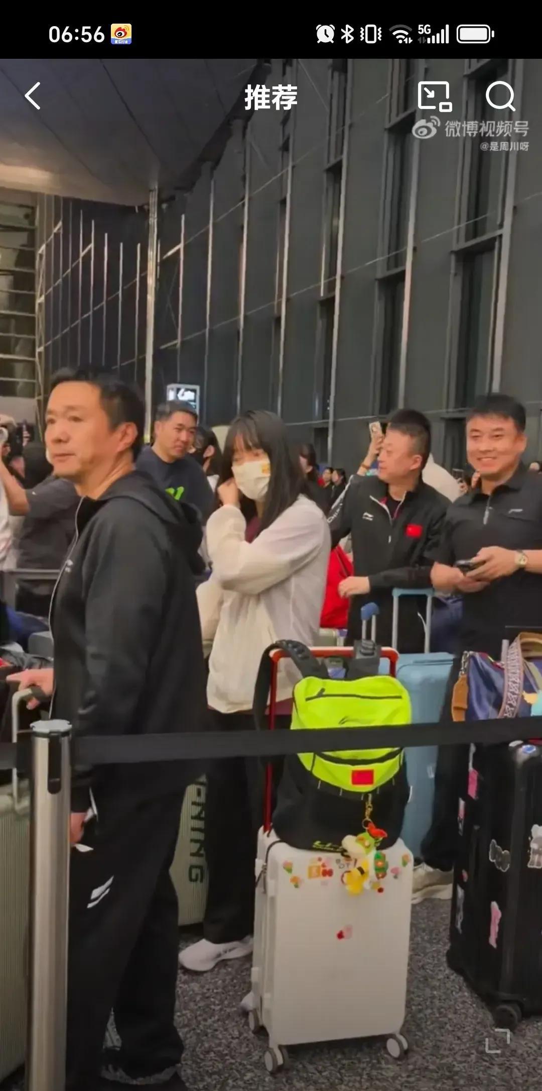 多哈世乒赛结束国乒团队载誉而归
终于看到了王皓指导的笑容，机场和马琳指导热聊，肖