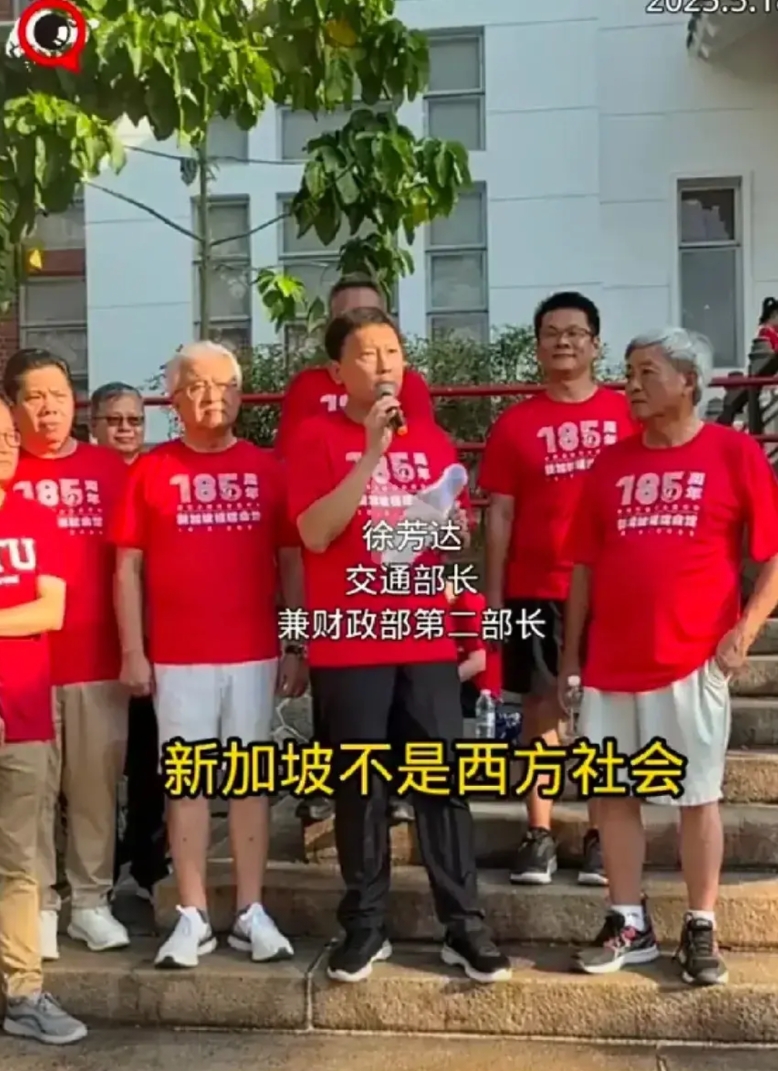 新加坡华人太天真了，抛弃“华人”的身份认同，搞什么“新加坡人”的身份认同，现在老