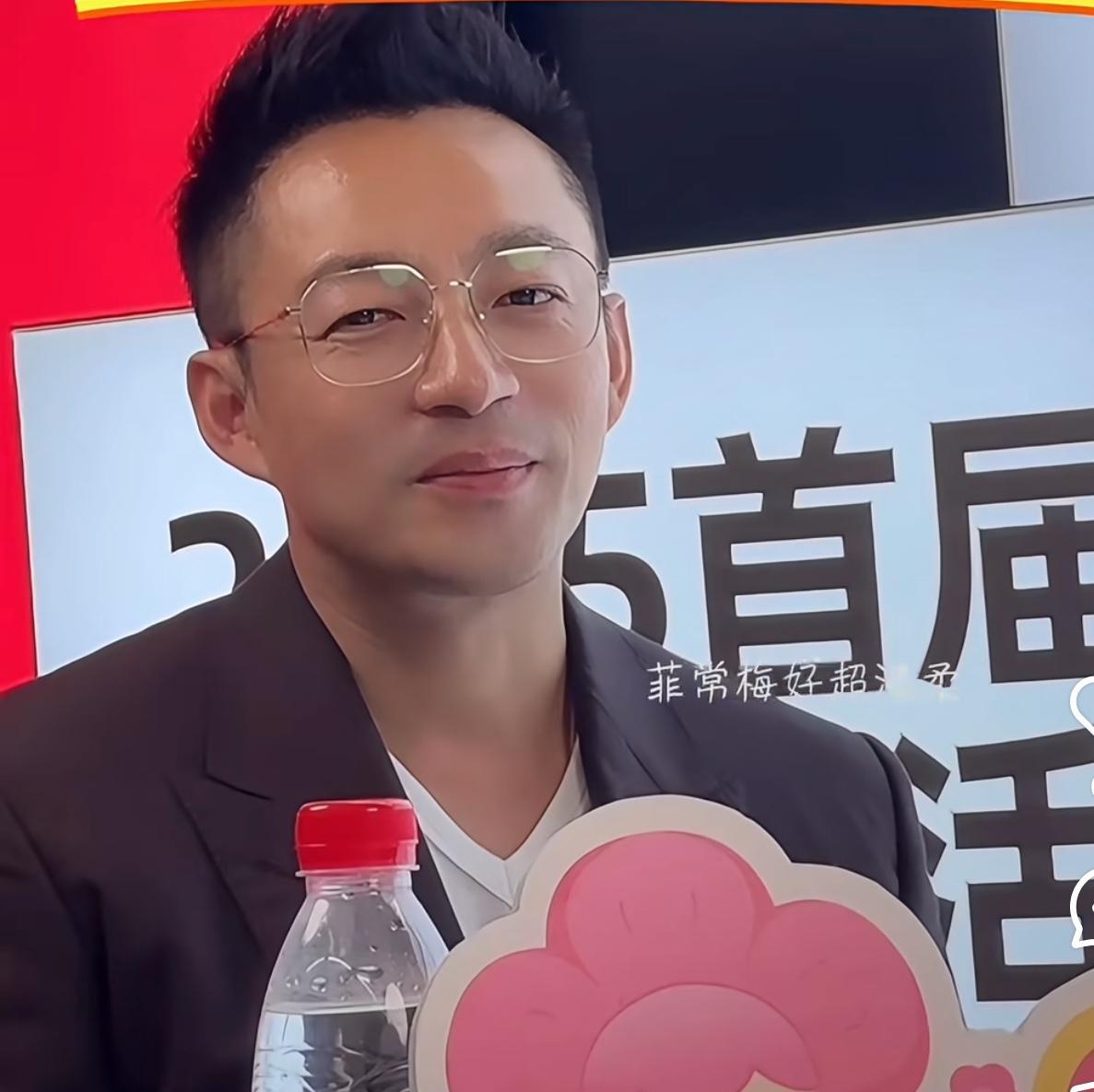 张兰去看“二汪”了！
今天在展会上，当网友们问汪小菲知道筱梅准备怎么给他过生日吗
