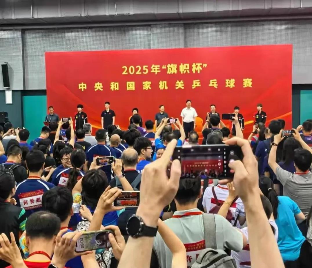 王励勤带三个运动员参加活动，四个人，三个都姓王，还有一个是老王家的！
看来国乒今